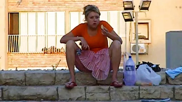 Բոլոր բնական երիտասարդ կցվում հնդկական տաք սեքս է աթոռին