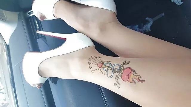 Խաղալիքը Հնդկական պոռնկության մեջ պրծնել նրա դեմքին